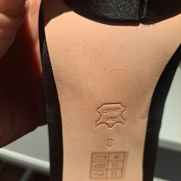 BCBG HEELS. - Picture 2 of 7